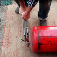 A gázpalackon lévő szelep eszköze és módszerei annak cseréjére