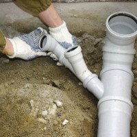 Jak pokládat kanalizační potrubí v soukromém domě: schémata a pravidla pro pokládku + instalační kroky
