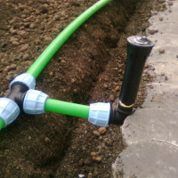 Comment organiser un approvisionnement en eau d'été dans une maison de campagne: pose et organisation d'un approvisionnement en eau pour l'irrigation