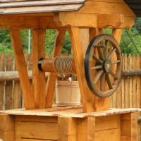 Cómo construir una casa de madera para un pozo: una selección de las mejores ideas y un ejemplo de construcción