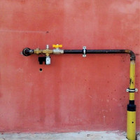 Gázvezeték fektetése egy falon átnyúló esetben: a cső házba vezetésére szolgáló eszköz jellemzői