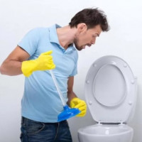 رائحة الصرف الصحي في المرحاض: نظرة عامة على الأسباب والحلول المحتملة