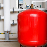 Tlak v expanzní nádrži plynového kotle: normy + způsob čerpání a nastavení