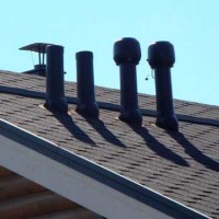 Adjonction du toit à la gaine de ventilation: disposition du passage de l'unité de ventilation à travers le toit