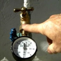 معايير ضغط المياه في إمدادات المياه في الشقة ، وطرق قياسها وتطبيعها
