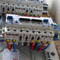 DIY montáž elektrického panelu: hlavní fáze elektrických prací