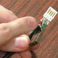 Különböző típusú USB-csatlakozók ábrázolása: mikro- és mini usb-érintkezők beillesztése + a feloldás árnyalata