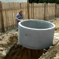 Jak vyrobit dvoukomorový septik z betonových kroužků: stavební návod