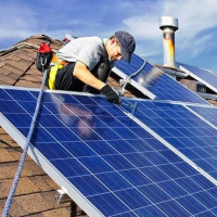Schemat połączeń paneli słonecznych: do sterownika, akumulatora i obsługiwanych systemów