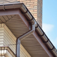 Jak zrobić przelewy z dachu: ogólne zalecenia dotyczące układania systemu drenażowego własnymi rękami