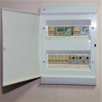 Doboz egy villamosenergia-fogyasztásmérőhöz egy lakásban: az elektromos fogyasztásmérő és az automatikus gépek dobozának kiválasztásának és felszerelésének árnyalata