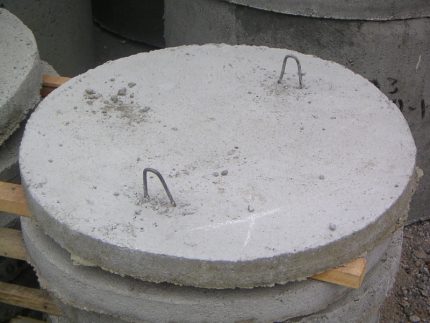Spodní betonová dírka