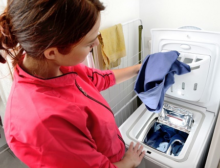 Carga de ropa en una lavadora vertical