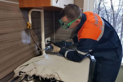 Cerrajero repara una tubería de gas