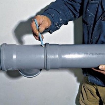 Compensateur pour tuyau en plastique